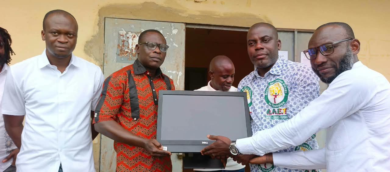 Côte d’Ivoire-AIP/Des anciens élèves offrent du matériel informatique et des fournitures de bureau au lycée moderne de Toulepleu