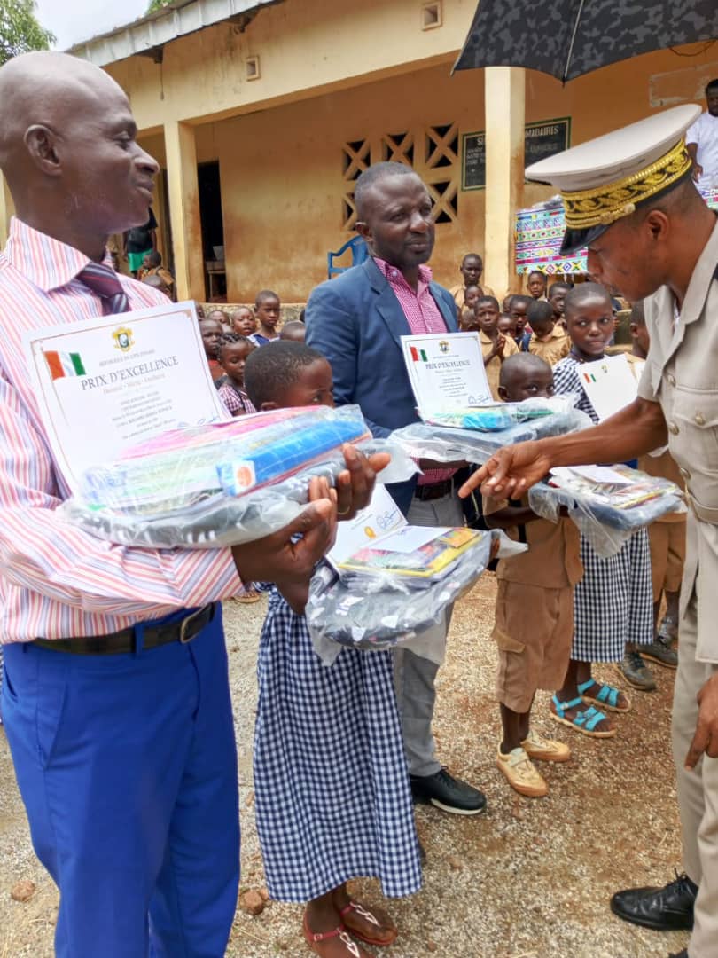 Côte d’Ivoire-AIP/Toulepleu : l’ONG Aurore-Nouvelle distingue 18 élèves du groupe scolaire Bakpahi-Diolle
