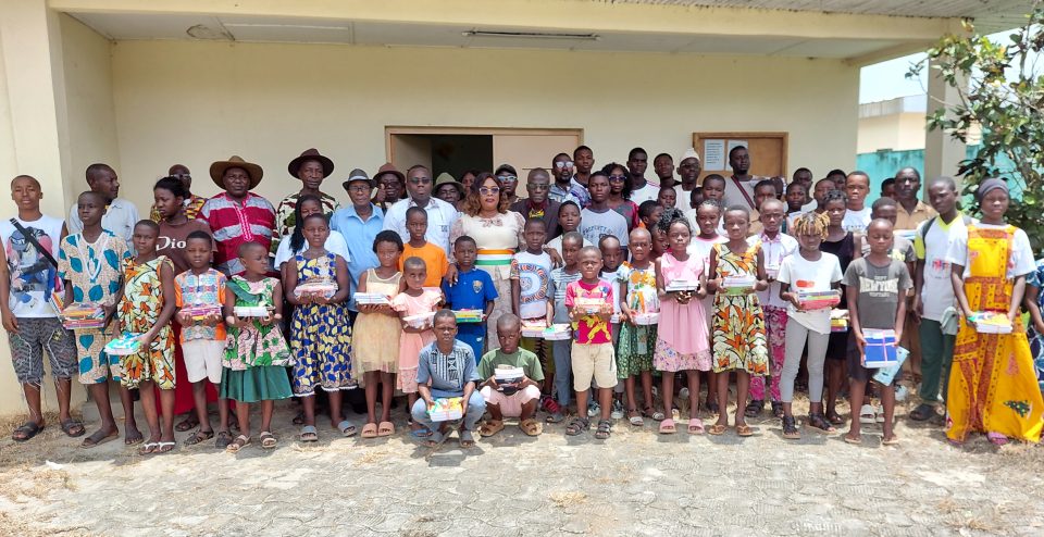 Côte d'Ivoire-AIP/ Plus de 60 élèves vulnérables bénéficient de kits scolaires à Agboville