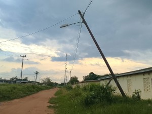 Côte d’Ivoire-AIP/ Botro : des poteaux électriques en état de vétusté inquiètent les populations du quartier Awahinou