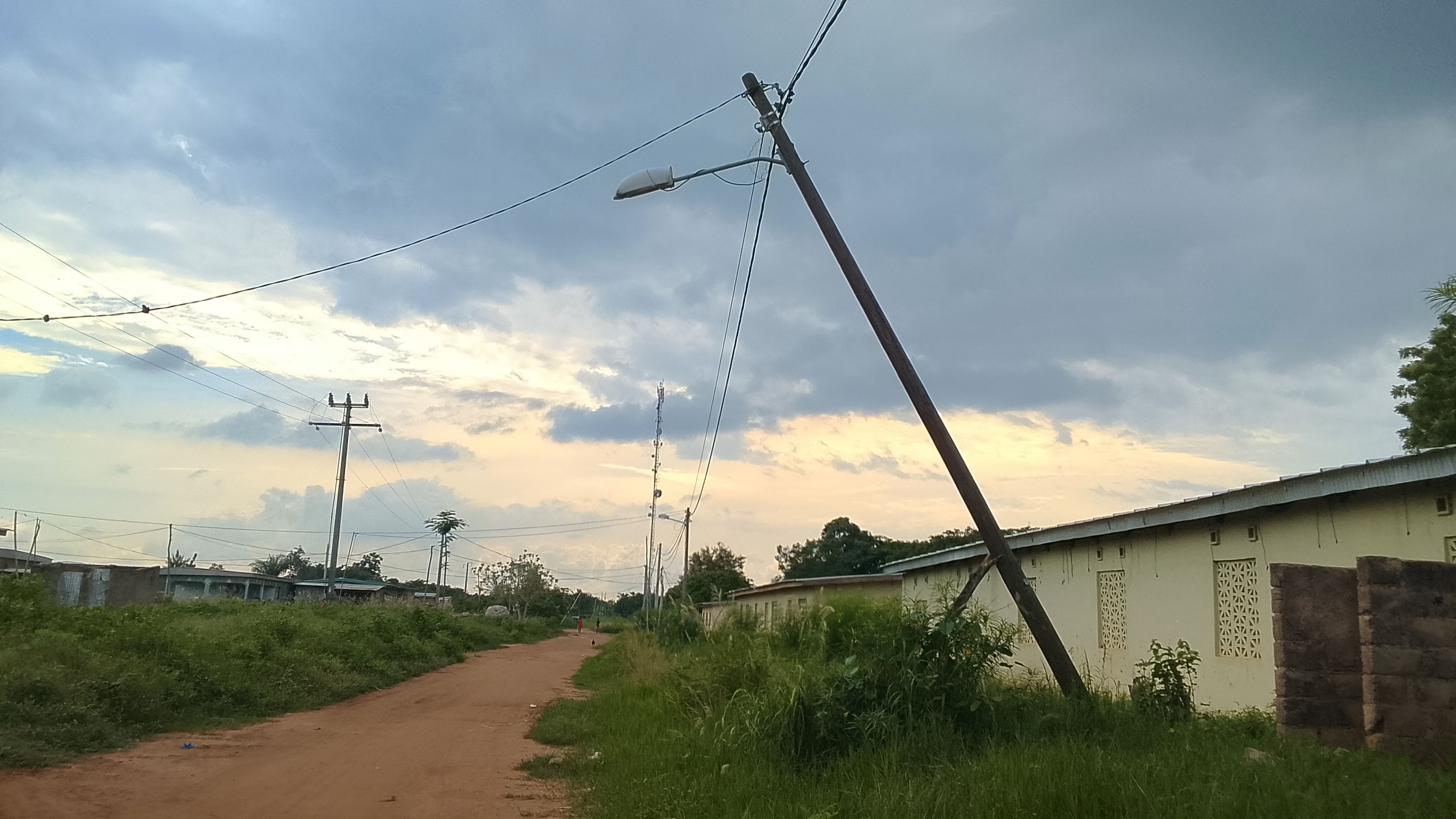 Côte d’Ivoire-AIP/ Botro : des poteaux électriques en état de vétusté inquiètent les populations du quartier Awahinou