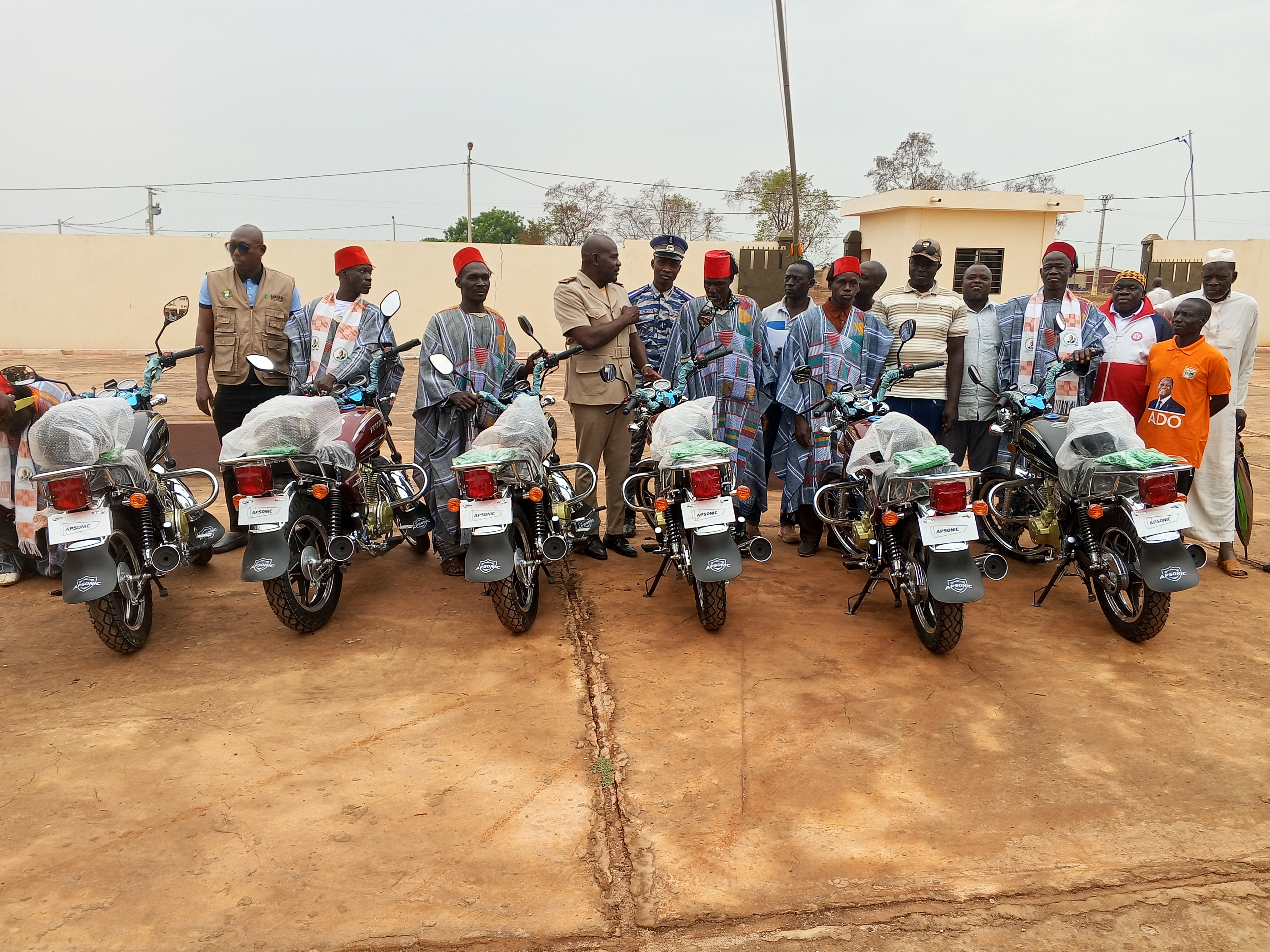 Côte d’Ivoire-AIP / Sinématiali : six motos remises aux chefs centraux de la sous-préfecture de Bahouakaha