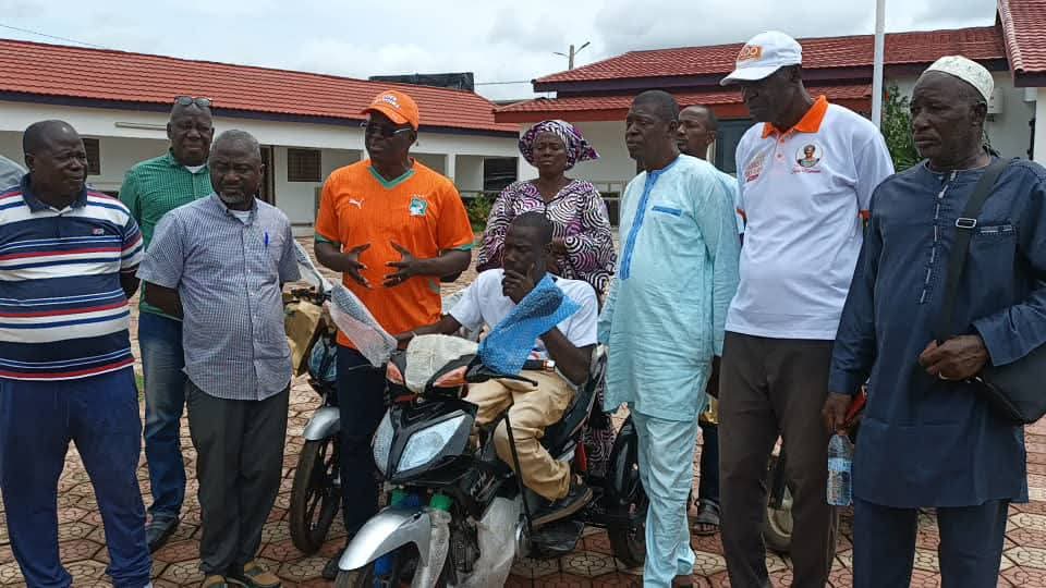 Côte d’Ivoire-AIP/ Le député de Tafié offre des motos à deux agents engagés dans le développement et l’animation politique