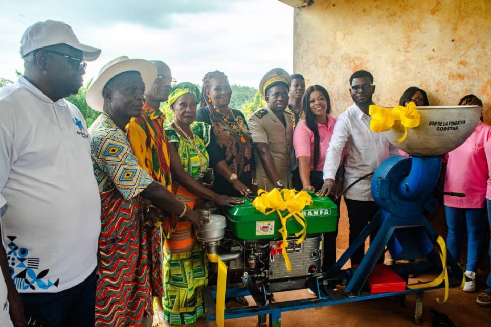 Côte d’Ivoire-AIP/Une fondation offre une broyeuse industrielle aux femmes productrices d’attiéké de M’Bohoin