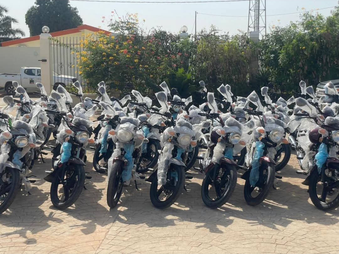 Côte d’Ivoire – AIP / Dabakala : le candidat du RHDP de la circonscription 095 offre des motos aux chefs de villages pour renforcer leur mobilité