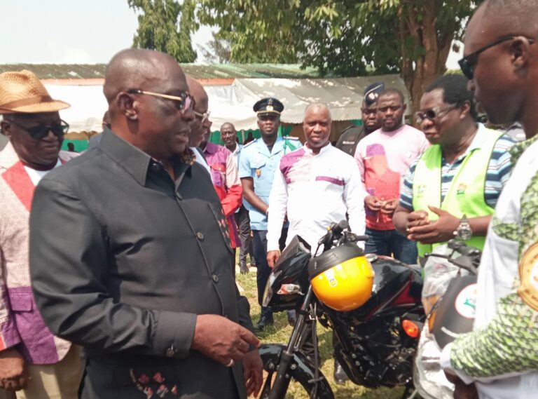 Côte d’Ivoire-AIP/ Le ministère de l’Agriculture remet des moyens logistiques à l’ANADER pour améliorer sa productivité