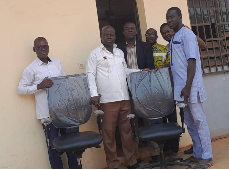 Côte d’Ivoire – AIP / Le COGES du lycée moderne de Ouellé remet du matériel de travail au proviseur