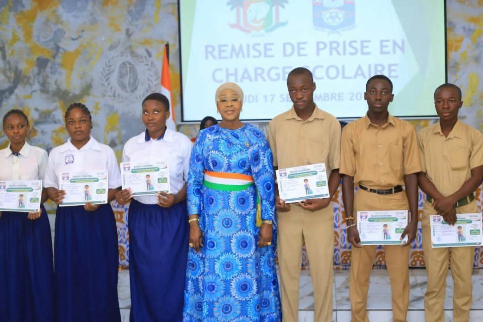 Côte d’Ivoire-AIP/ La maire d’Anyama offre des prises en charge scolaires à 100 élèves de familles modestes