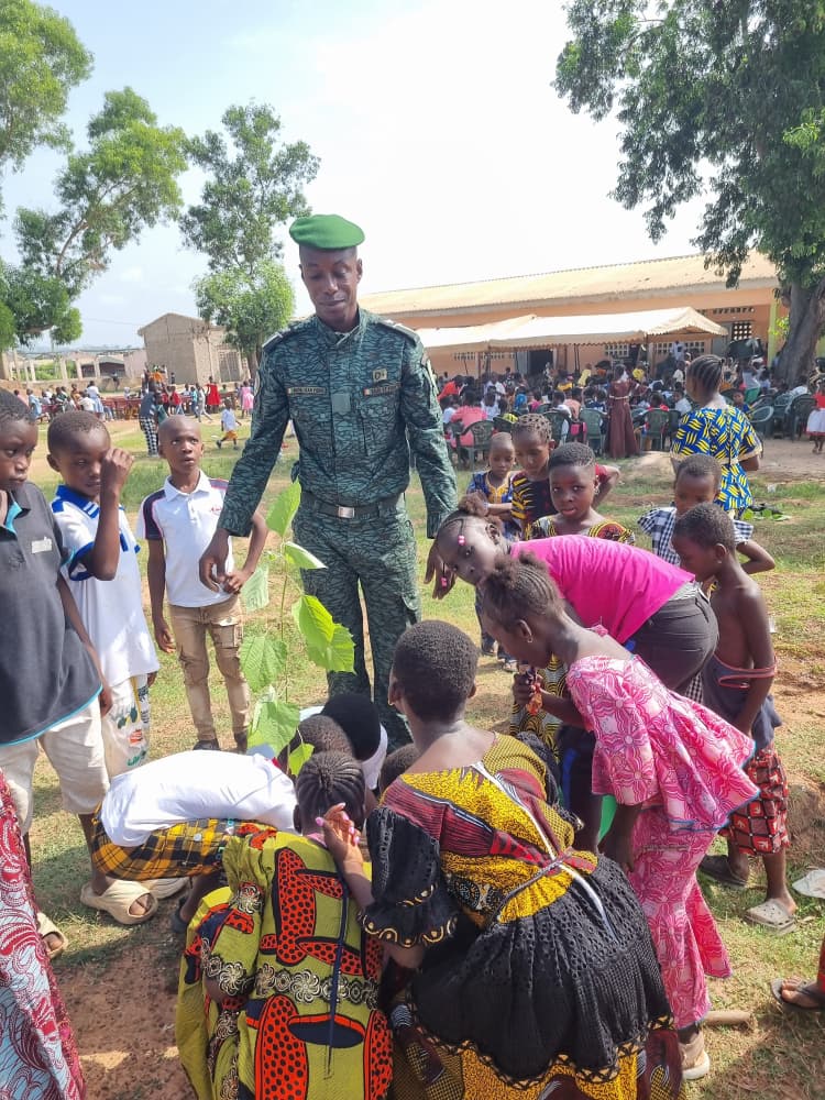 Côte d’Ivoire-AIP/Des élèves de l’EPP Résidentiel 1 de Toumodi reboisent leur école pour un avenir durable
