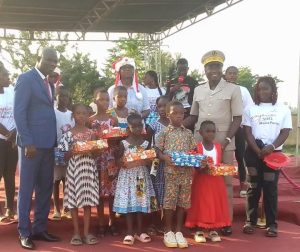 Côte d’Ivoire-AIP/ L’ONG Mains Fortes récompense des écoliers à Toumodi pour la Noël