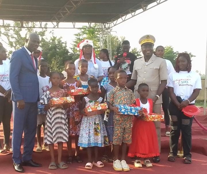 Côte d’Ivoire-AIP/ L’ONG Mains Fortes récompense des écoliers à Toumodi pour la Noël