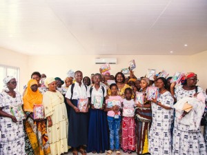Côte d'Ivoire-AIP/ Maître Linda Diplo offre plus de 500 kits scolaires à des élèves de Grand-Bassam