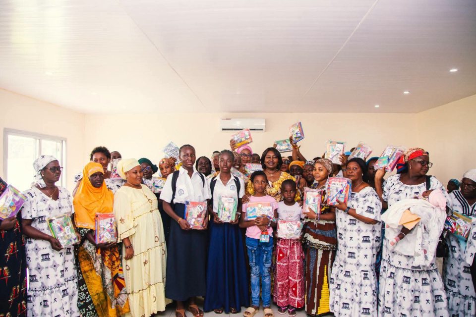 Côte d'Ivoire-AIP/ Maître Linda Diplo offre plus de 500 kits scolaires à des élèves de Grand-Bassam