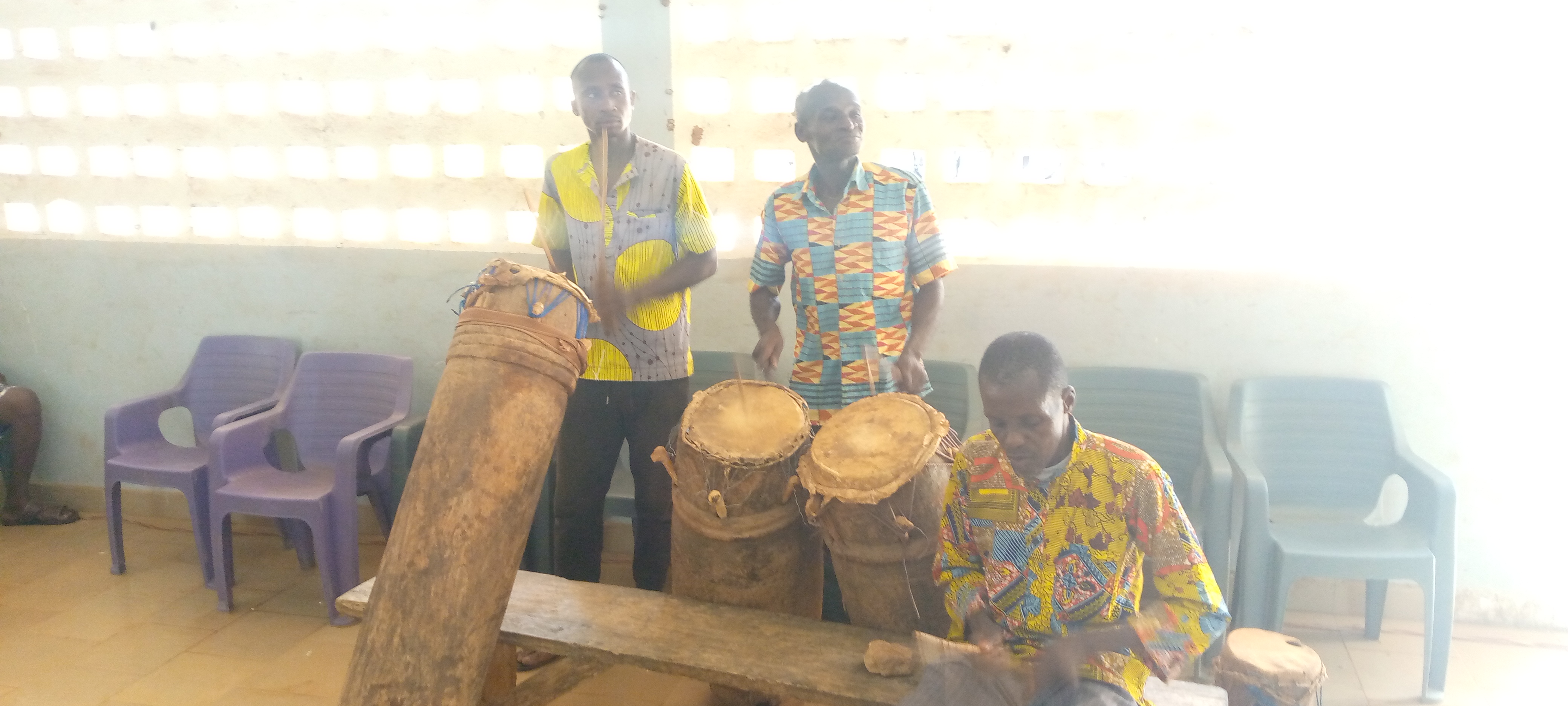 Côte d’Ivoire – AIP /Bongouanou: le rôle du tambour parleur mis en lumière dans la tradition agni à Assalé-Kouassikro