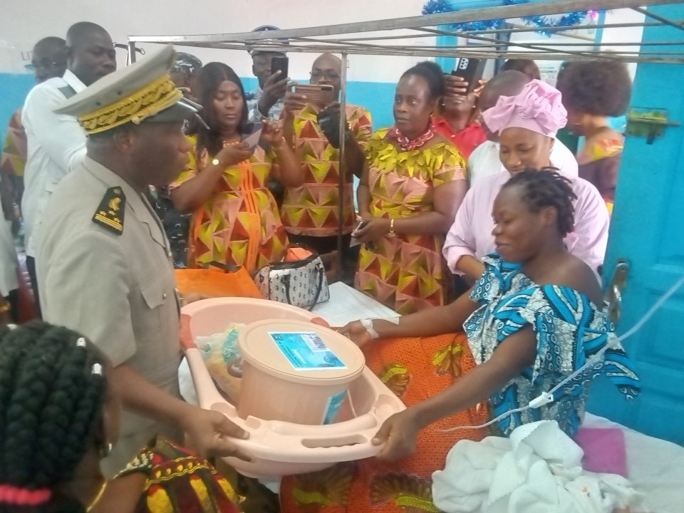 Côte d’Ivoire-AIP/ Akoupé: les directeurs et chefs de service offrent des kits de première nécessité aux nouveau-nés