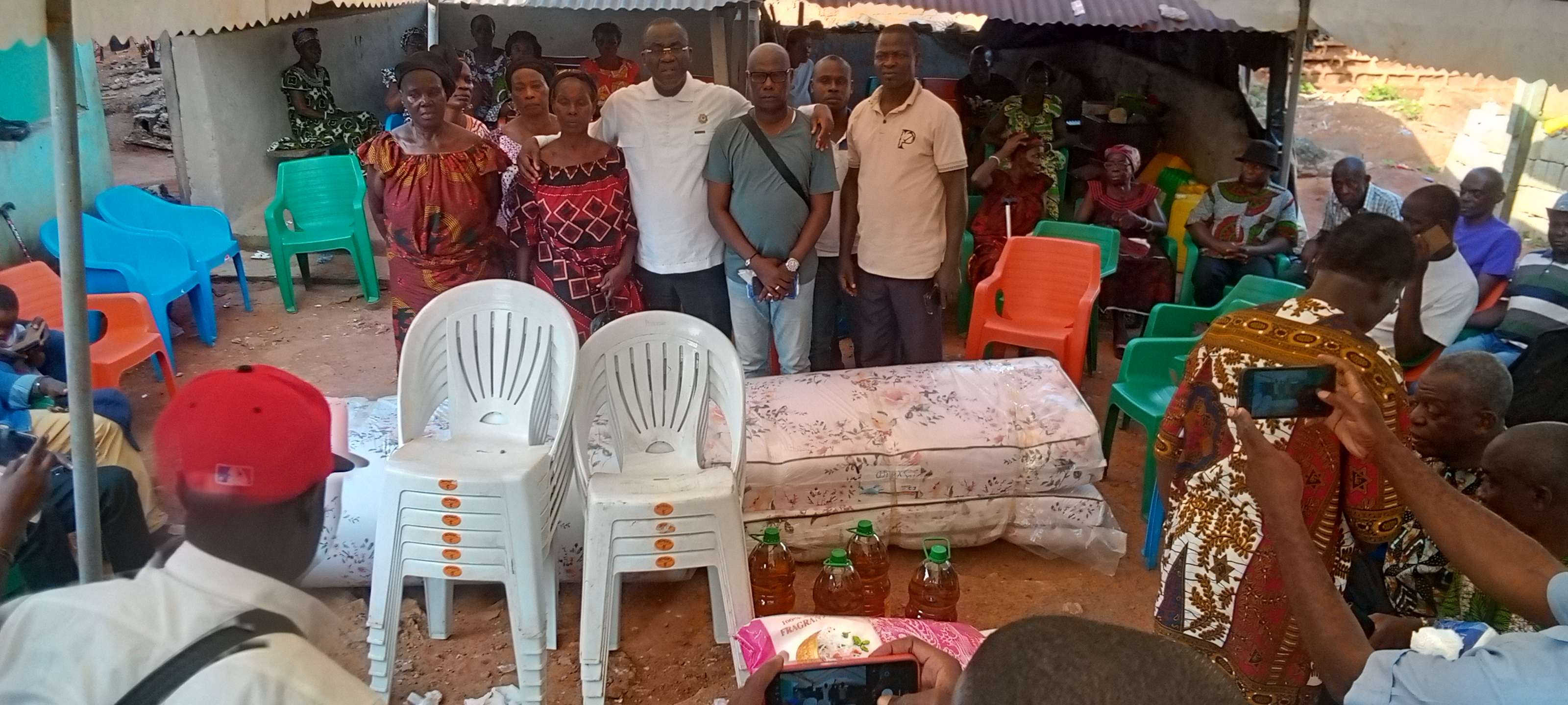 Côte d’Ivoire-AIP/Le maire d’Akoupé apporte un soutien aux sinistrés d’un incendie à Bacon