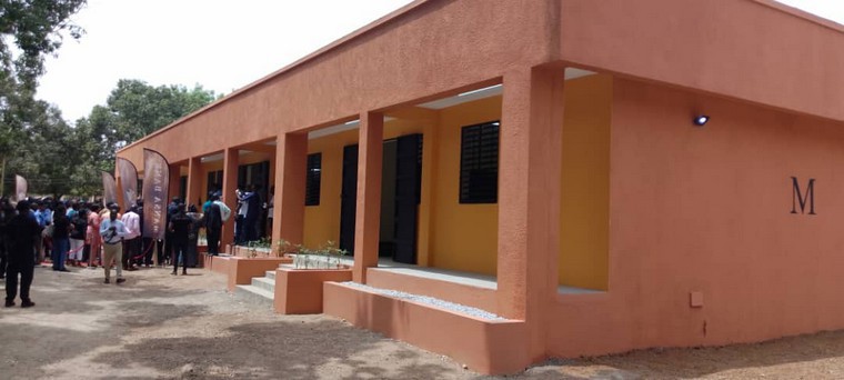 Côte d’Ivoire-AIP/ Mansa Bank offre un bâtiment de quatre salles équipées au Lycée moderne d’Agnibilékrou