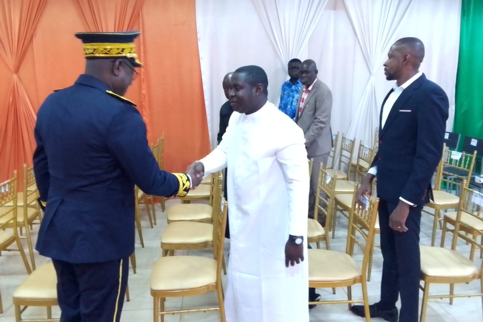 Le représentant de l’évêque Bonifac Ziri salue ici le préfet de région préfet