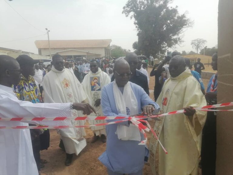 Côte d’Ivoire – AIP / Le chef canton offre une auberge à la paroisse de Sinématiali