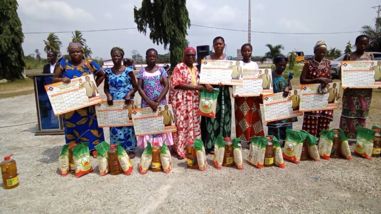 Côte d’Ivoire-AIP/ Le maire de N’douci remet des vivres à des personnes vulnérables