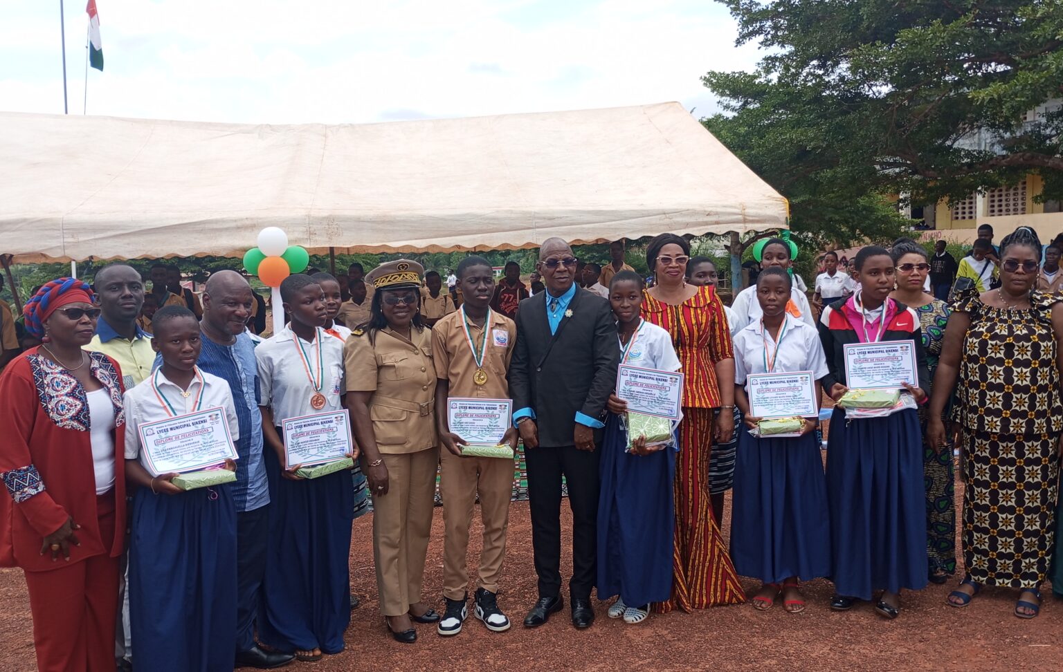 Côte d’Ivoire-AIP/ Deux élèves en difficulté du lycée municipal de Sikensi primés