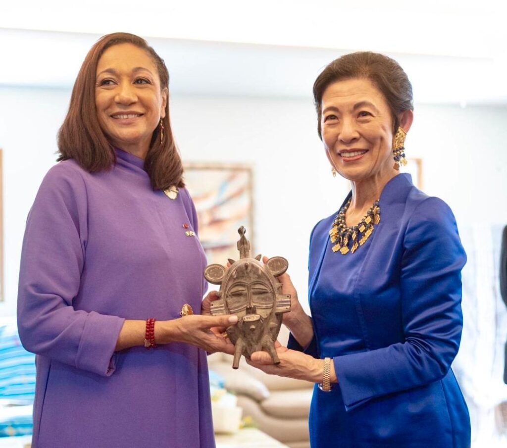 AIP/ La princesse Takamado de la cour Impériale du Japon rétrocède des objets culturels à la Côte d’Ivoire réceptionnés par Françoise Remarck