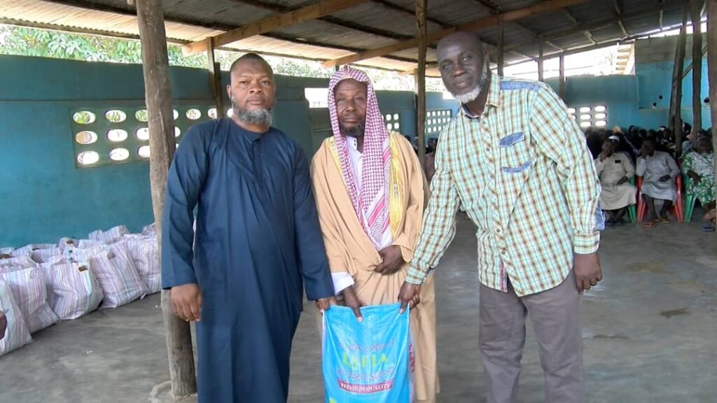 Côte d’Ivoire-AIP/L’union nationale des enseignants musulmans distribue des kits alimentaires aux familles démunies d’Anyama