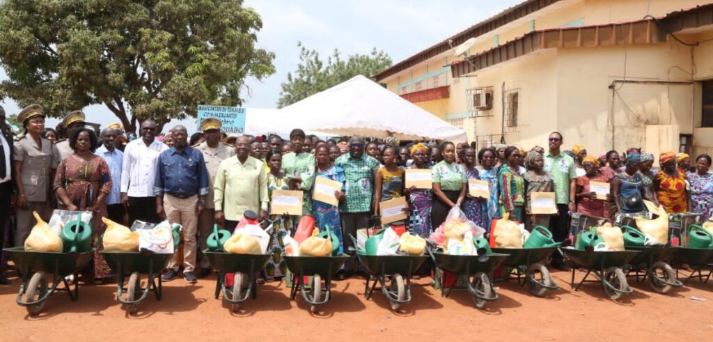 Côte d’Ivoire – AIP / JIF 2025: Le député de Daoukro-N’Gattakro remet des récépissés de déclaration à 10 associations féminines
