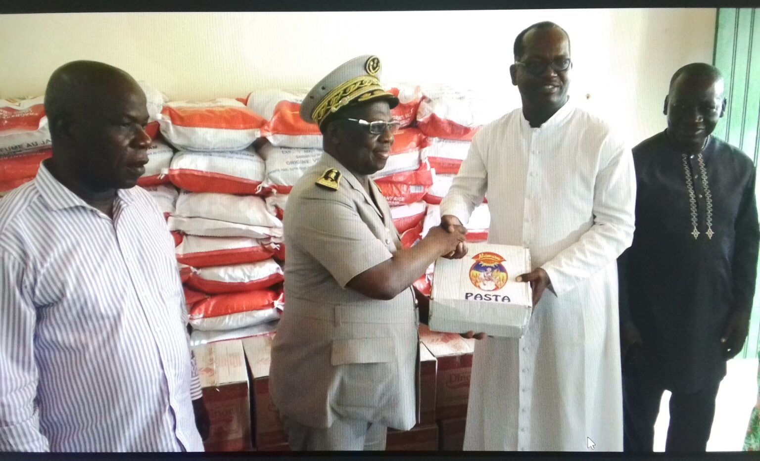 Côte d’Ivoire – AIP / Le maire Adama Coulibaly offre des vivres à la communauté catholique de Dimbokro