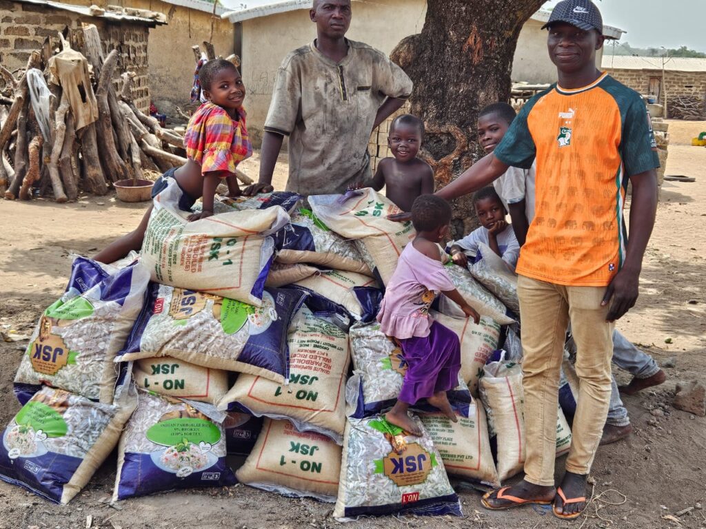 Côte d’Ivoire-AIP/ Un cadre offre des vivres à cinq villages du département de Seguelon (Odienné)
