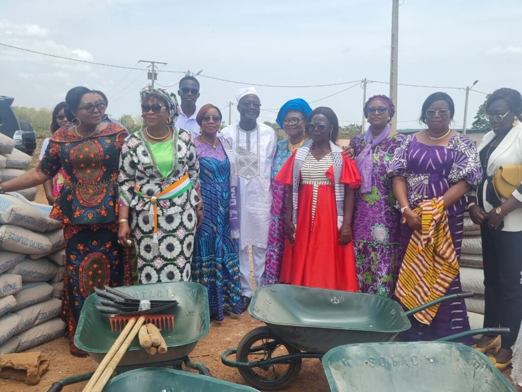 Côte d’Ivoire -AIP/ Une association des femmes de la Marahoué résidant à Paris fait un don pour la construction de la clôture d’une école