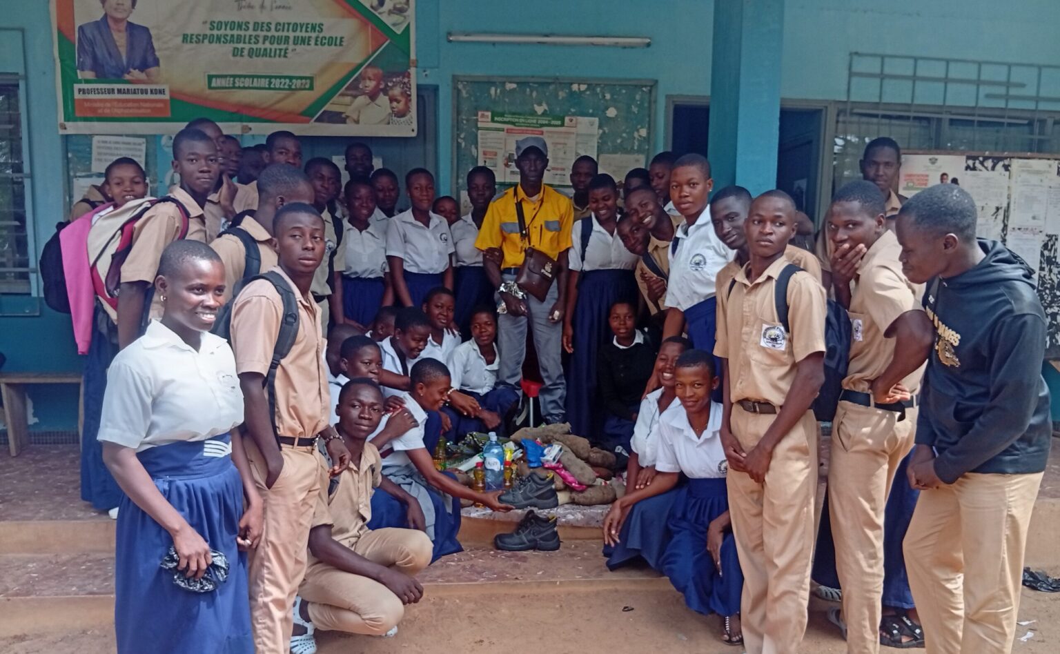Côte d’Ivoire -AIP/ Des élèves du lycée moderne de M’Bahiakro reconnaissants au vigile de l’établissement