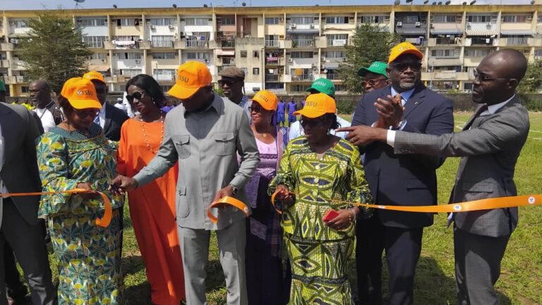Côte d’Ivoire-AIP/ Le ministre Silas Metch Adjé inaugure le terrain réhabilité du lycée moderne de Treichville