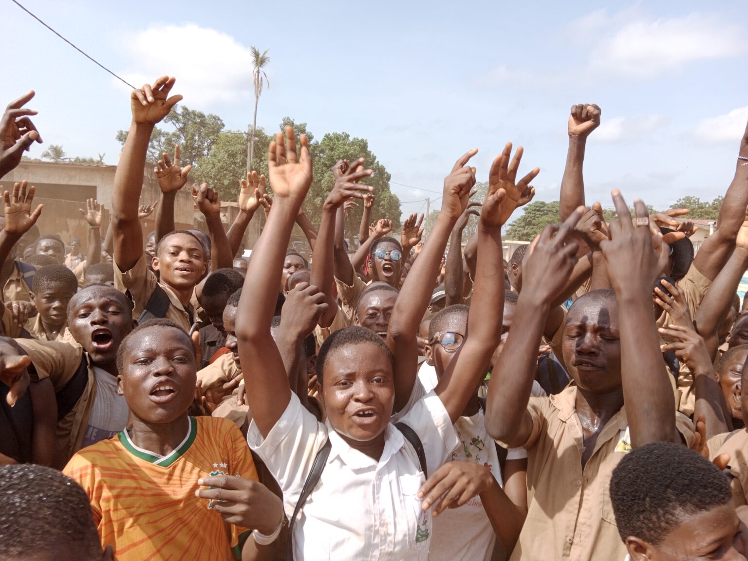 Côte d’Ivoire – AIP/ Des élèves des établissements du secondaire public de Bouaflé marchent pour la reprise des cours