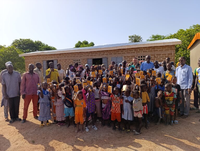 Côte d’Ivoire-AIP/ Plus de 60 lampes solaires offertes à des élèves et femmes en alphabétisation à Boundiali