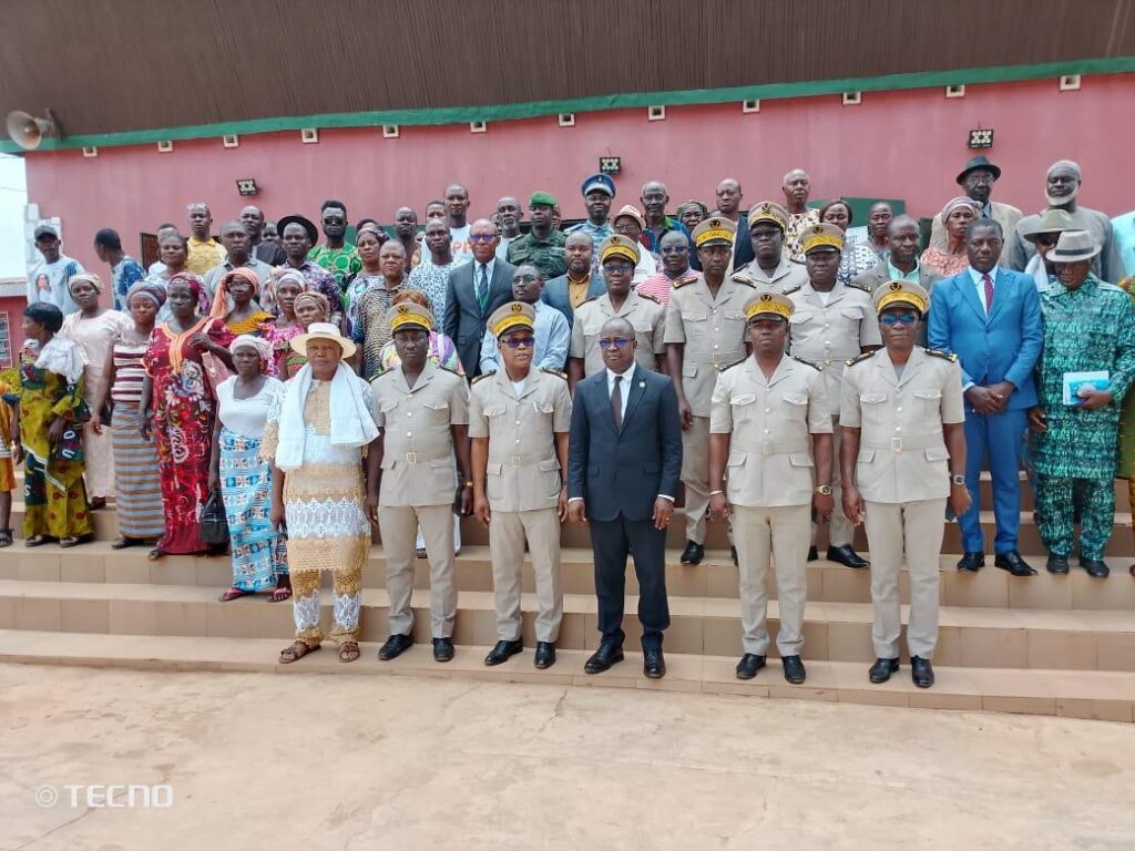 Côte d’Ivoire-AIP / Le directeur général adjoint de l’administration du territoire plaide pour une meilleure image des chefs de village d’Issia Les officiels et les chefs de village après la conférence du DGAT Doin Doh