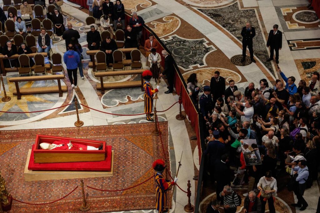 Côte d’Ivoire-AIP/Inter/ À Saint‑Pierre de Rome, un dernier hommage au pape François attire des fidèles du monde entier