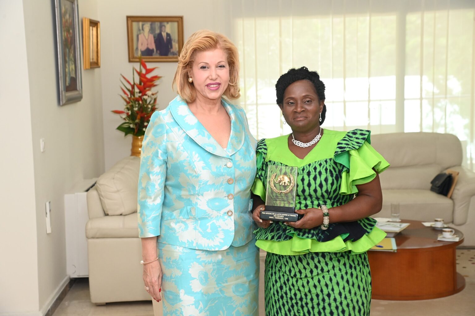 Côte d’Ivoire – AIP / La Première dame reçoit la lauréate du prix de la lutte contre le travail des enfants