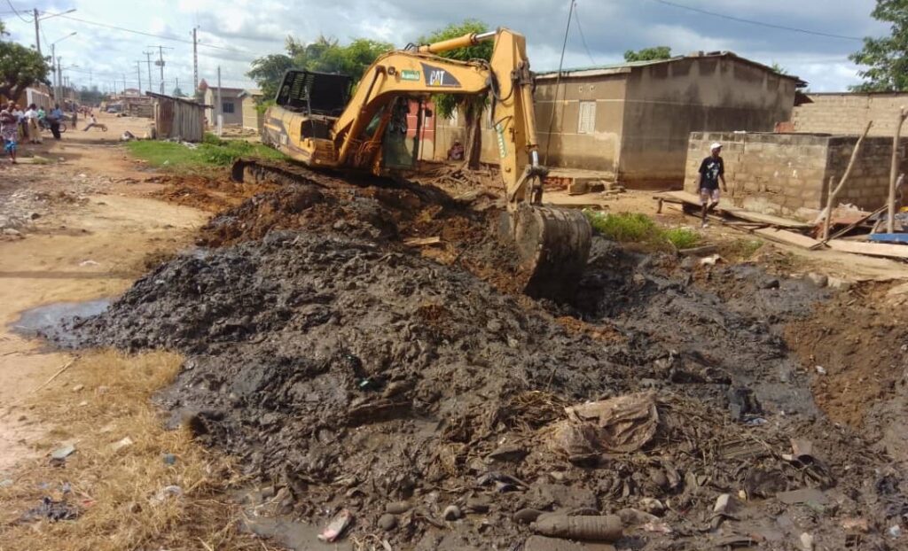 Côte d’Ivoire – AIP / Dimbokro: les canaux d’évacuation des eaux pluviales curés pour faire face aux inondations à Dioulakro Boribana