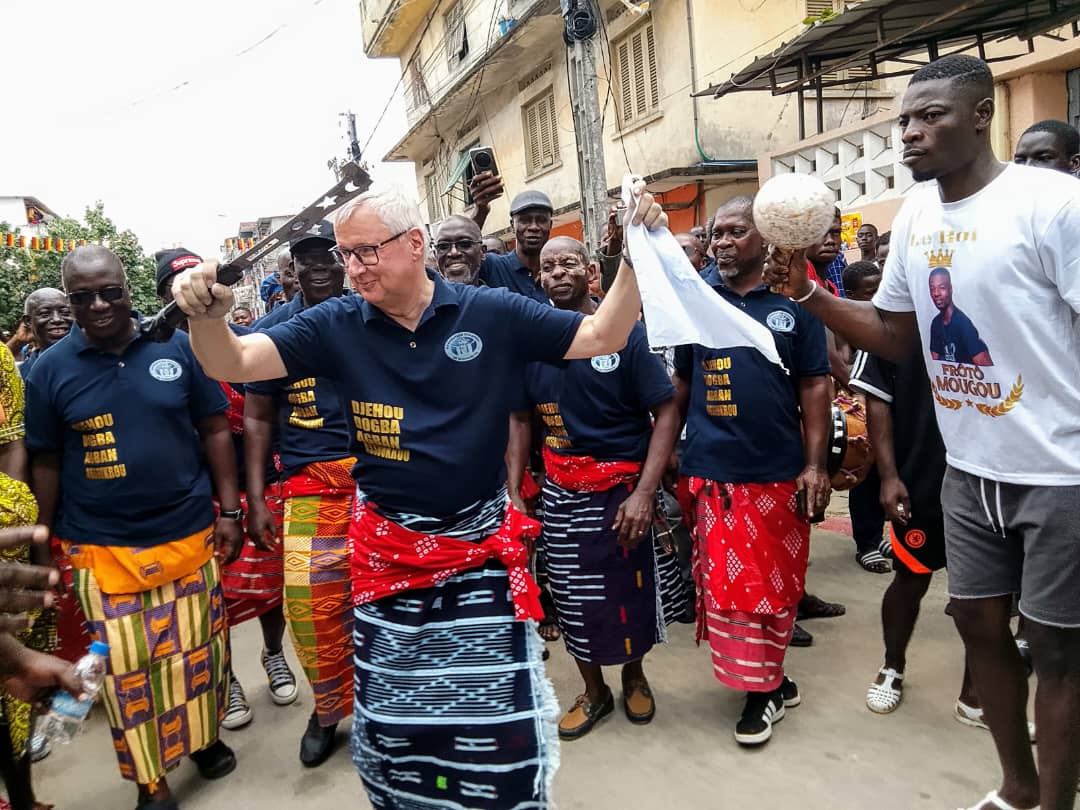 Côte d'Ivoire – AIP / Le couple diplomatique allemand intronisé dans la génération Tchagba-Djéhou de Blockhaus : un symbole fort de fraternité ivoiro-allemande - AIP - Agence Ivoirienne de Presse