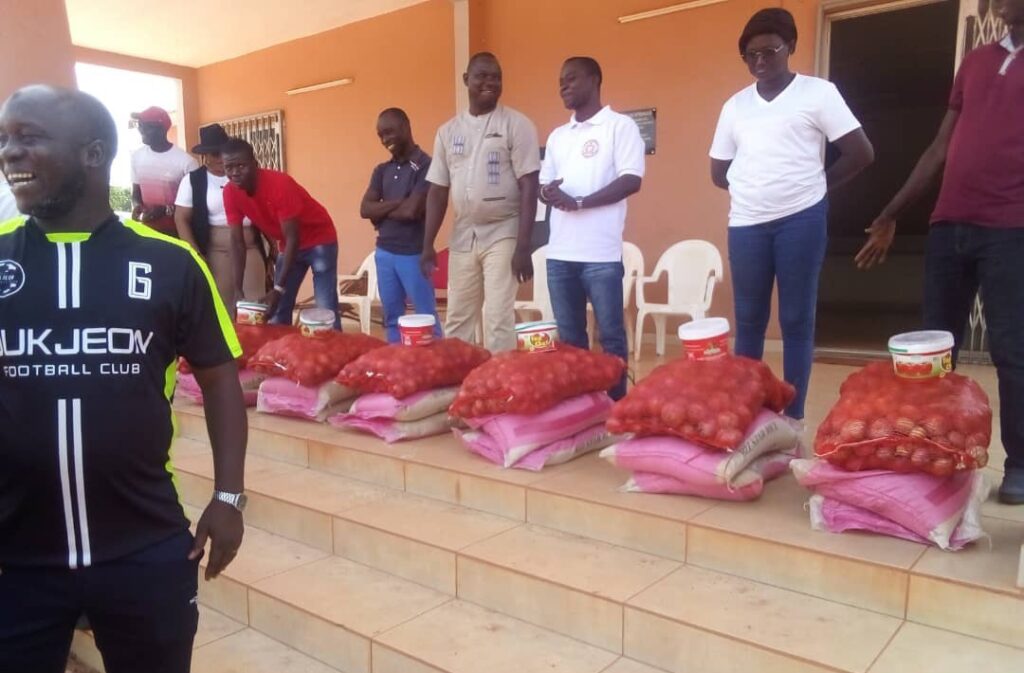 Côte d’Ivoire-AIP/Le maire de M’Bengué offre des vivres pour soutenir les cantines scolaires en période d’examens