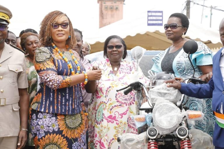 Côte d’Ivoire-AIP/ Du matériel remis à la Fédération des associations féminines de Bonoua pour renforcer la cohésion sociale