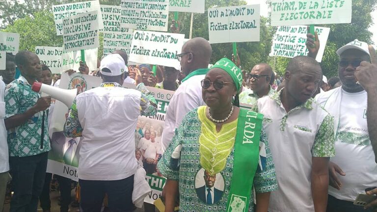 Côte d’Ivoire-AIP/ Des militants du PDCI de Tiassalé marchent pour protester contre la décision de radiation de Tidjane Thiam de la liste électorale