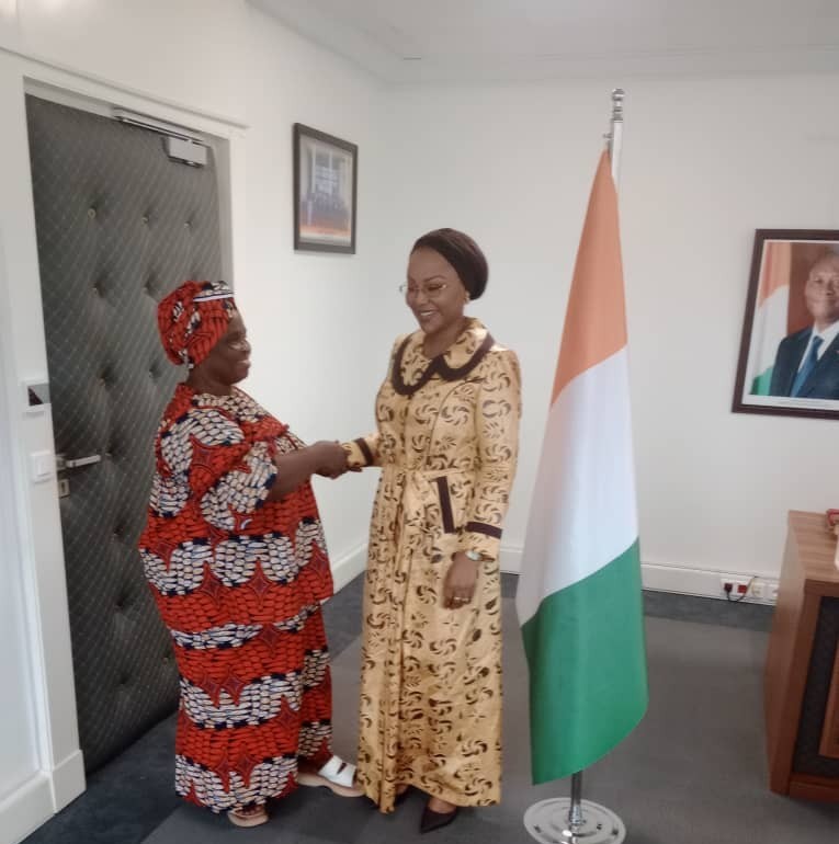 Côte d’Ivoire-AIP/ La ministre Nassénéba Touré félicite la ménagère admise au CEPE à Bonoua