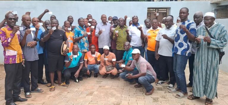 Côte d’Ivoire-AIP/ Le maire de Soubré remet 100 cartes de militants RHDP dans le cadre de la remobilisation
