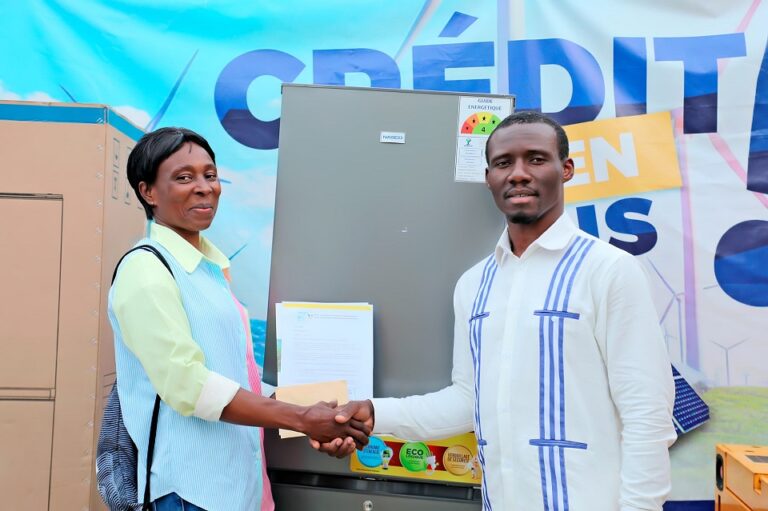 Côte d’Ivoire-AIP / Un chef d’entreprise soutient l’entrepreneuriat des jeunes à travers un don