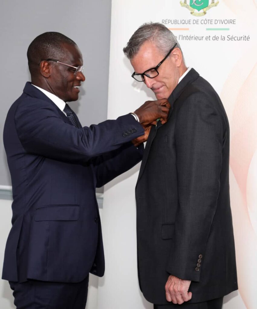 AIP/ La Côte d’Ivoire honore James Bloomer pour sa contribution à la coopération sécuritaire avec les États-Unis