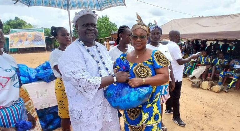 Côte d’Ivoire-AIP/Tiassalé: un cadre de Boussoukro offre des vivres et non vivres à 41 veuves du village