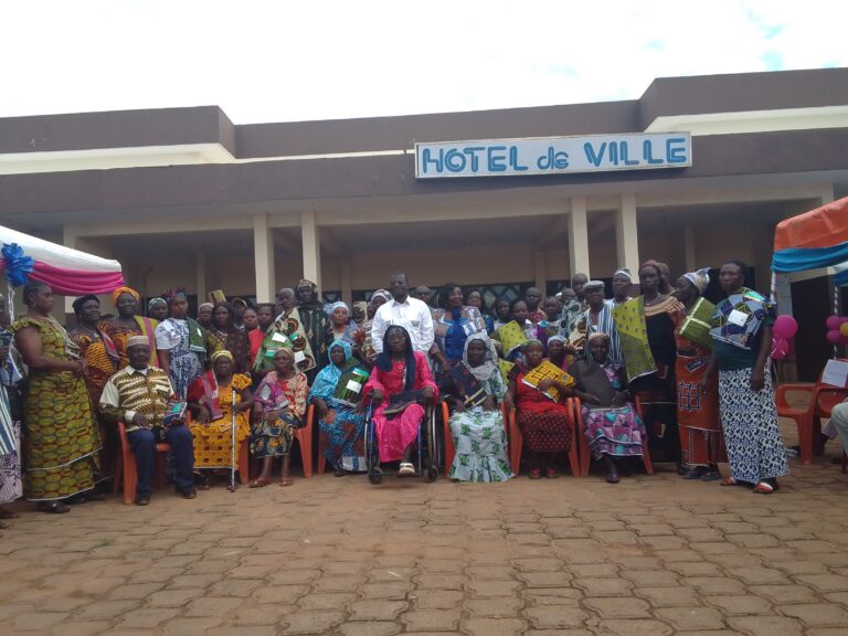 Côte d’Ivoire-AIP/ Le maire Thomas Camara offre 540 pagnes aux pères et mères de Katiola