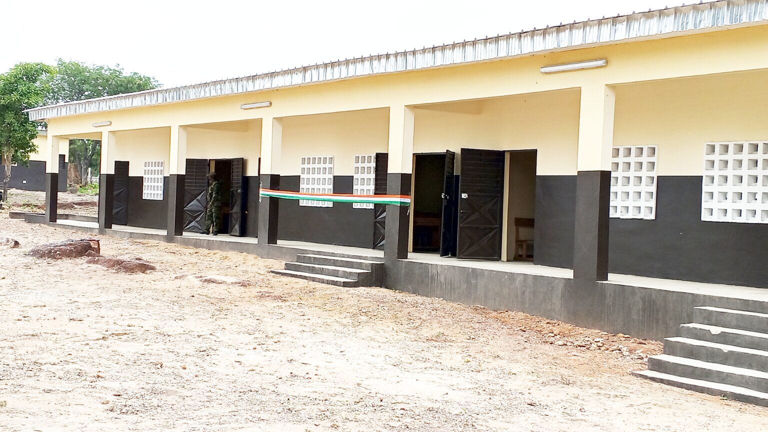AIP / L’armée ivoirienne offre un bâtiment de trois classes et une cantine à l’école primaire de Koguiénou